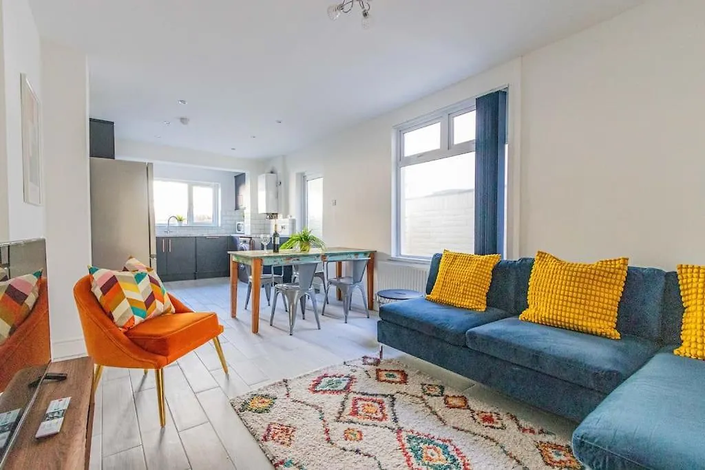 New Stylish 5Bd, 5Min From Town Villa Cardiff